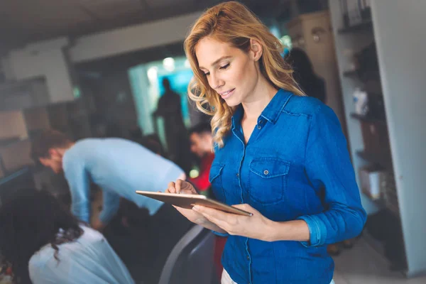 Hermosa mujer rubia de negocios — Foto de Stock