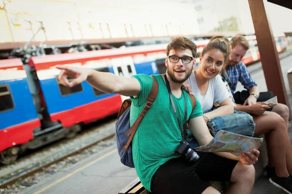 Grupp av turister som reser — Stockfoto