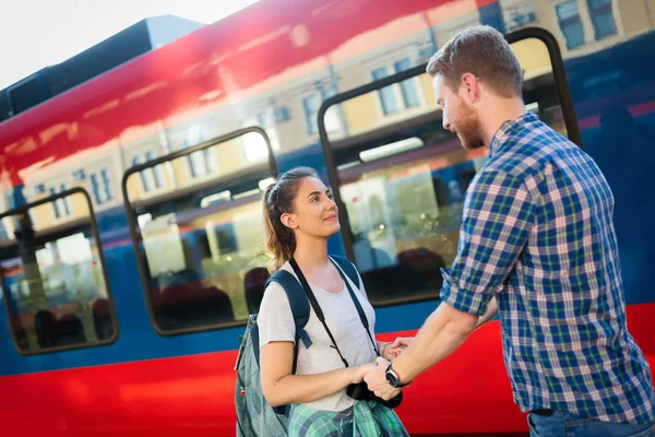 Casal na estação de trem — Fotografia de Stock