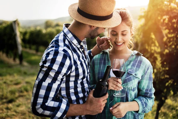 Glada människor smaka vin — Stockfoto