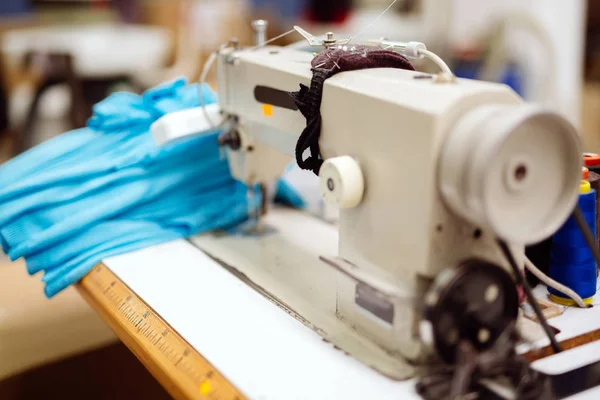 Швейна машина з текстилем — стокове фото