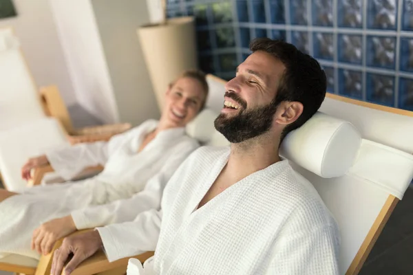 Casal desfrutando spa de bem-estar — Fotografia de Stock