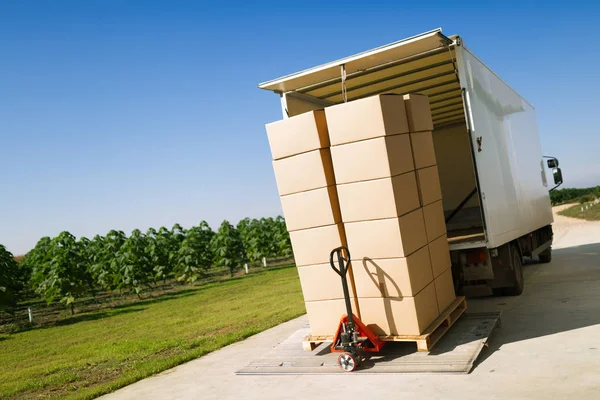 Lastbil som transporterar gods för export — Stockfoto