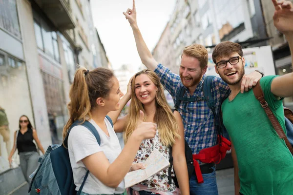 Jóvenes felices — Foto de Stock