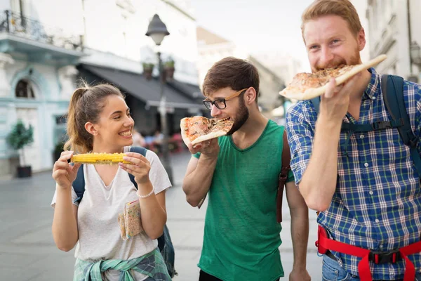 People eating pizza — Stock Photo, Image