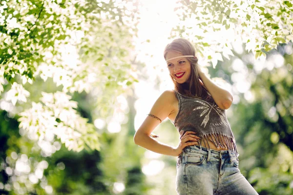 Femme heureuse dans le parc — Photo