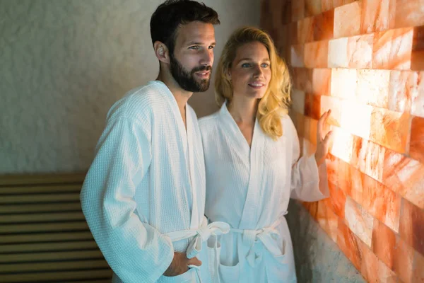 Casal desfrutando de terapia de sala de sal — Fotografia de Stock