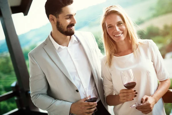 Romantikus házaspár bort iszik — Stock Fotó