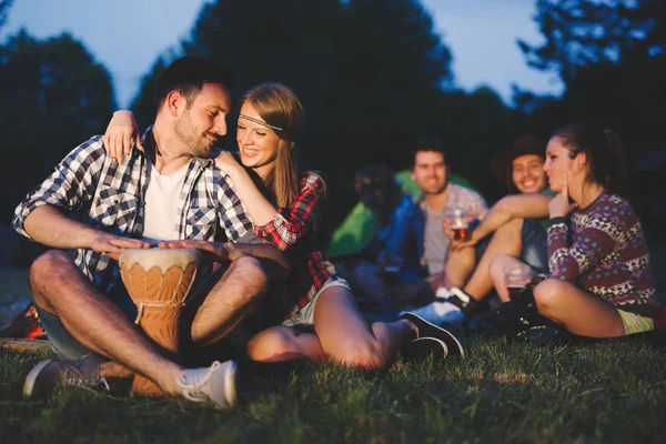 Amigos felizes desfrutando fogueira — Fotografia de Stock