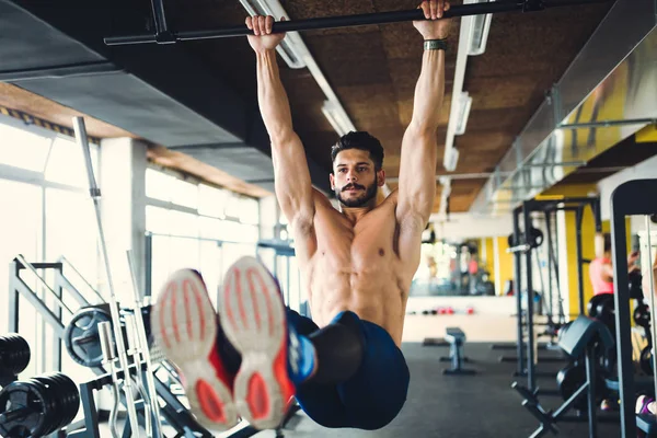 Man working out in gym — Stock Photo, Image