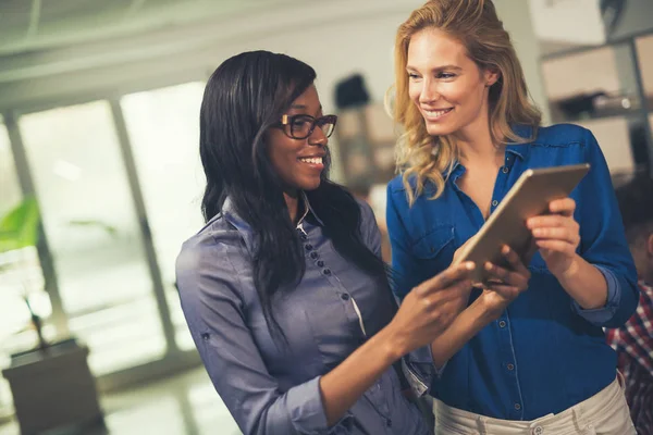 Femmes d'affaires travaillant — Photo