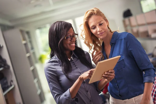 Corporate collega's brainstormen — Stockfoto