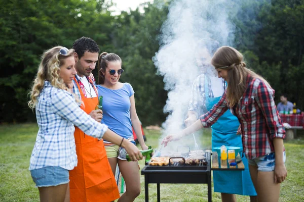 Amici che fanno festa barbecue — Foto Stock