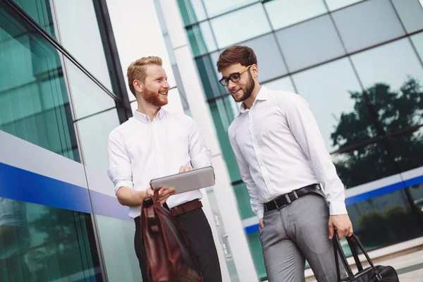 Knappe gelukkig ondernemers — Stockfoto