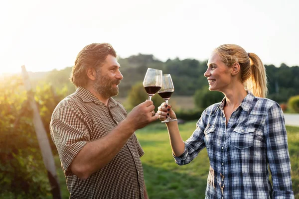 Winegrower familjen smaka vin — Stockfoto