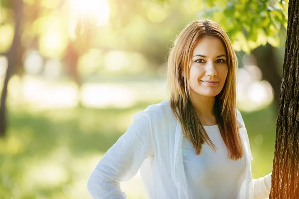 Vacker brunett i naturen — Stockfoto