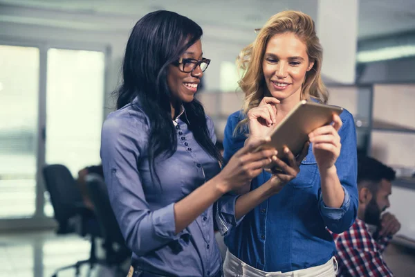 Mujeres de negocios trabajando — Foto de Stock