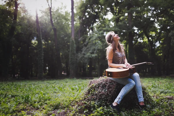 Frau spielt Gitarre — Stockfoto