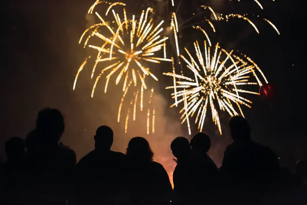 Gente feliz viendo fuegos artificiales — Foto de Stock