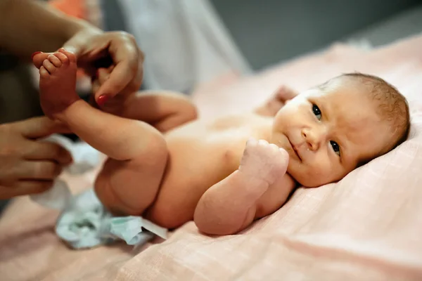 Очаровательный новорожденный лежал — стоковое фото