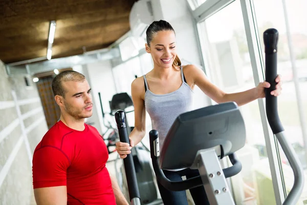 Trainer medhjälpande kvinna banta — Stockfoto