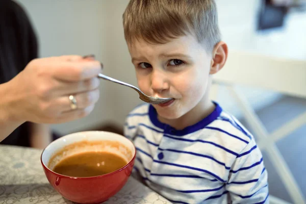 Kinder lernen Essen selbst — Stockfoto
