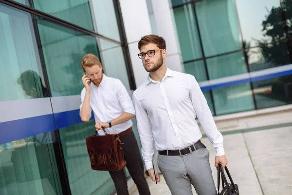 Zakelijke collega's buitenshuis — Stockfoto