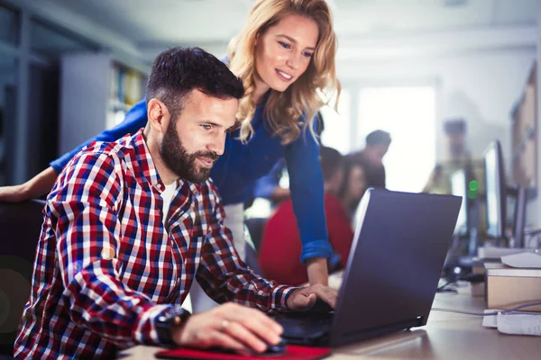 Programador trabajando en la empresa — Foto de Stock