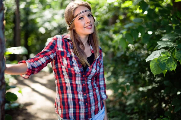 Mooie vrouw in het bos — Stockfoto