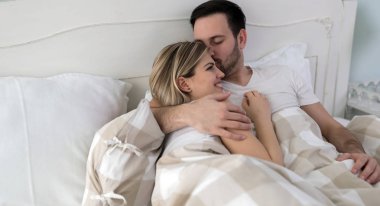 Çift yatakta yatarken pijama