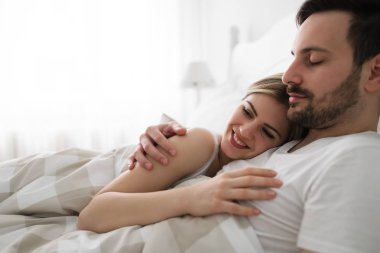 Çift yatakta yatarken pijama