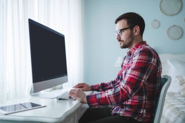 adam başlangıç proje üzerinde çalışan