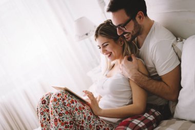 iki tablet kullanarak aşk içinde