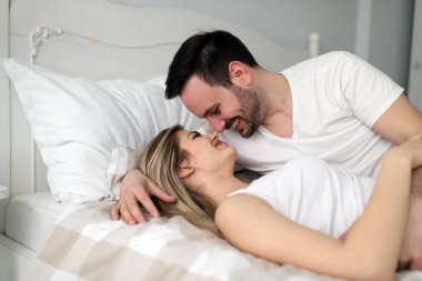 Çift yatakta yatarken pijama