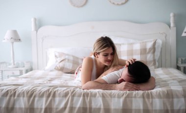 mutlu bir çift yatakta yatan