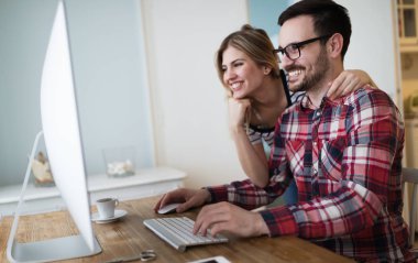 Çift birlikte çalışıyor. 