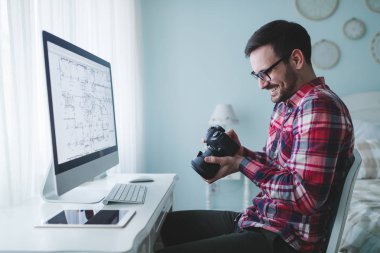 Fotoğraflar üzerinde çalışmak fotoğrafçı