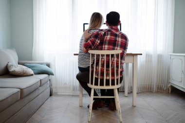 Çift birlikte çalışıyor. 