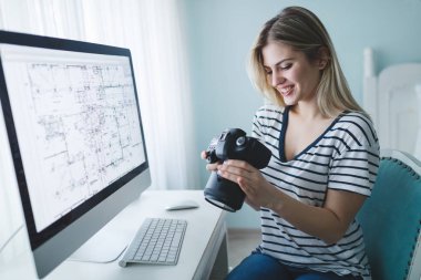 Kameraya bakarak fotoğrafçı kadın