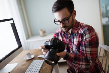 Fotoğraflar üzerinde çalışmak fotoğrafçı