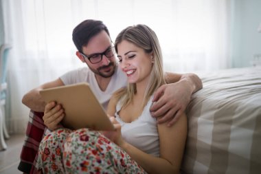 iki tablet kullanarak aşk içinde