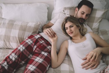 Yatakta yatan çift. 