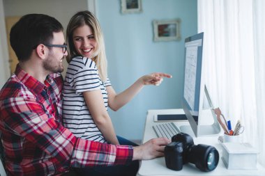 Tasarım proje üzerinde çalışan çift