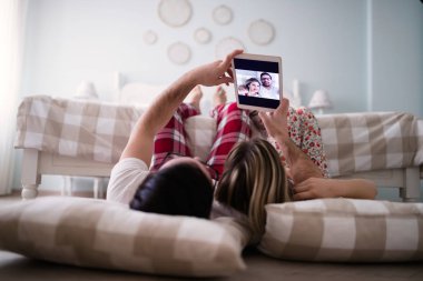 iki tablet kullanarak aşk içinde