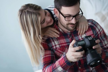 Fotoğrafçı ve kadın fotoğraflarına bakmaktan