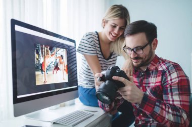 Çift birlikte çalışıyor. 