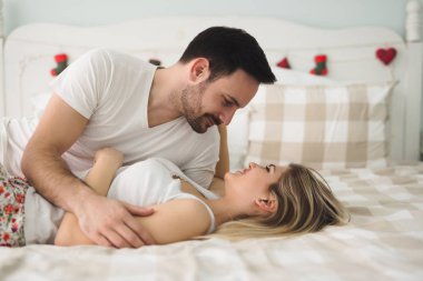 Şehvetli çift yatakta aşık 