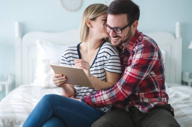 iki tablet kullanarak aşk içinde