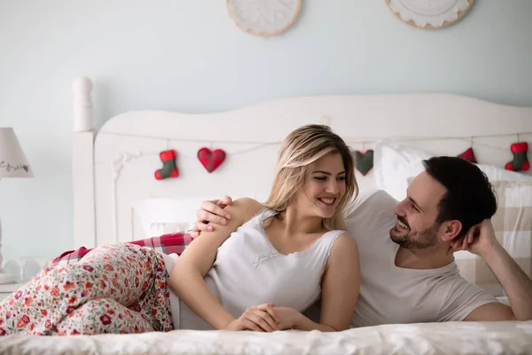 Casal de pijama deitado na cama — Fotografia de Stock