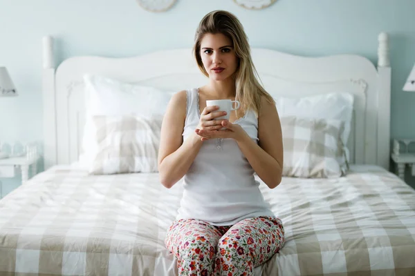 Femme buvant du café — Photo